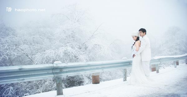雪景实景婚纱照_雪景婚纱照与天地一色的大气实景拍摄-冬日浪漫 雪景婚纱照