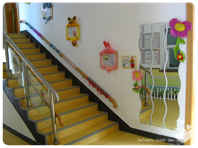 楼梯设计得很周到++专门给宝宝门装了一排稍