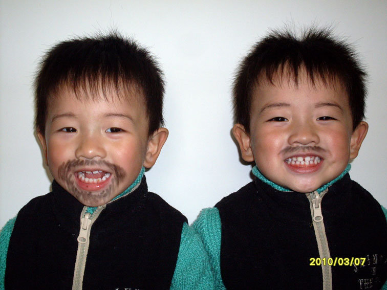 看看我们家双胞胎小男生不同造型 ,咔咔! 育儿