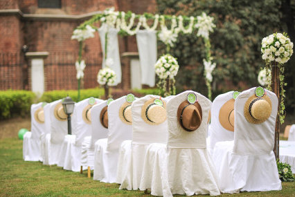复古小清新的草坪仪式婚礼,精巧的草帽椅背设