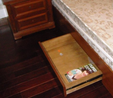 手卧室五尺大床+床垫+2个床头柜,书桌,宜家转